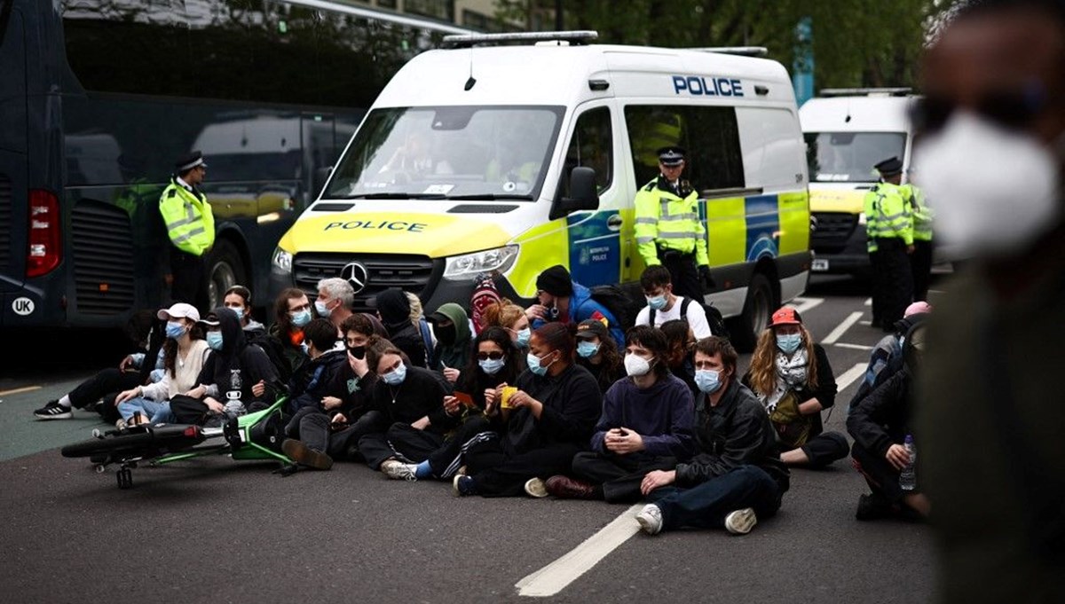 İngiltere'de aktivistler, sığınmacıları göçmen gemisine götürecek otobüse engel oldu