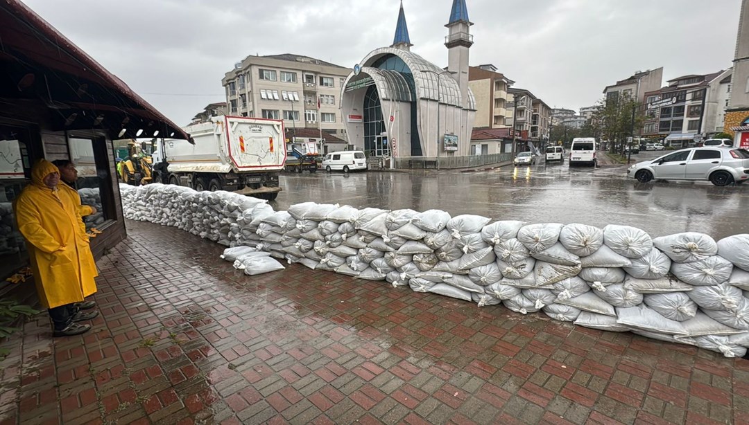 Ekipler teyakkuza geçti: Bartın Irmağı'nın taşma riskine karşı çuvallı bariyer