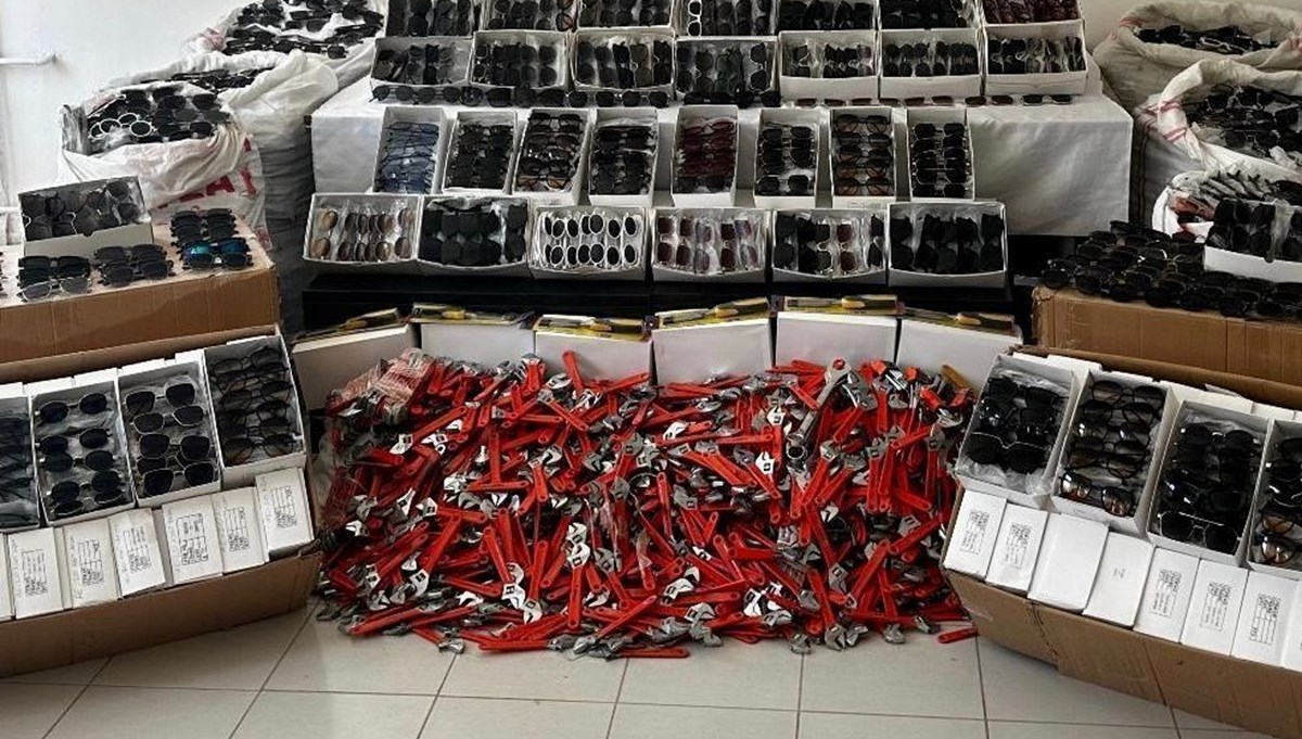 Şanlıurfa'da kaçak güneş gözlüğü operasyonu: Şanlıurfa'da kaçak güneş gözlüğü operasyonu: