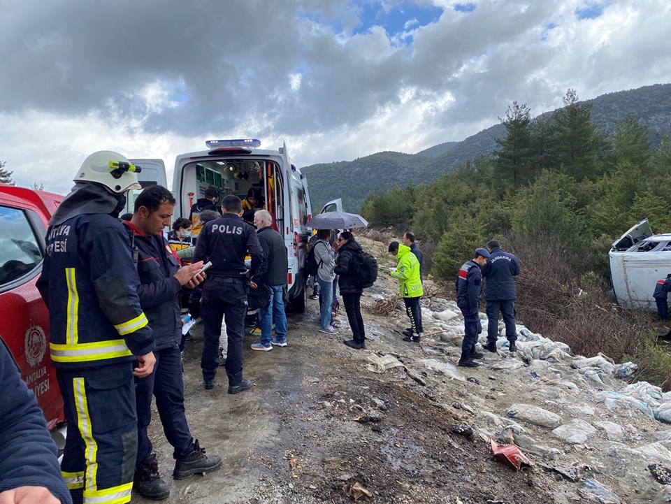 Antalya'da tur midibüsü devrildi: 7 turist yaralı - 1