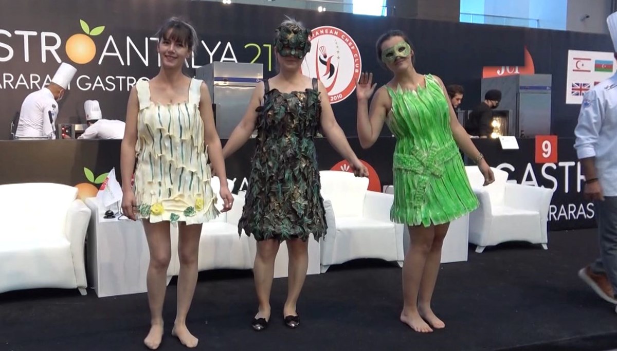 Çikolata ve şekerden elbiseler podyumda