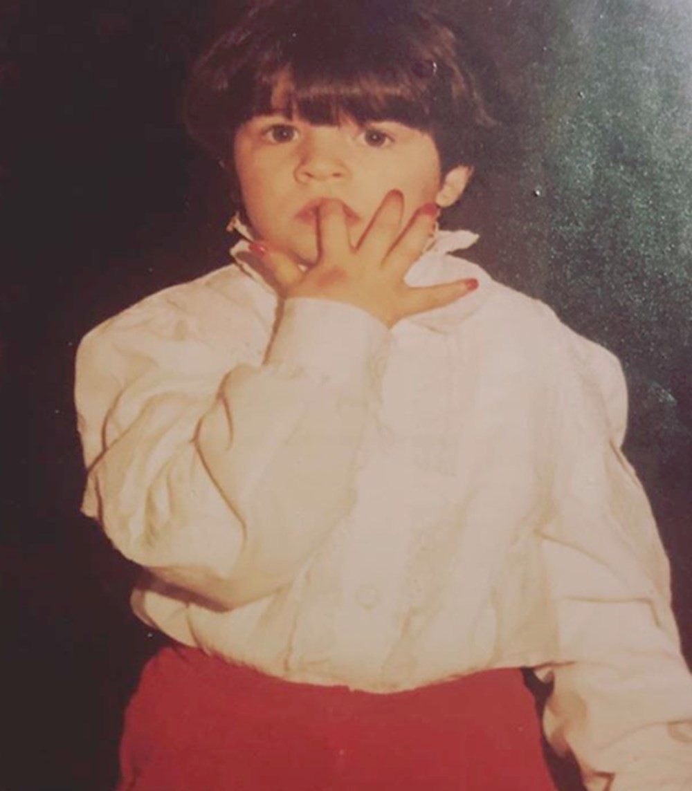 Su Burcu Yazgı Coşkun'dan nostaljik kare (Ünlülerin çocukluk ve gençlik halleri) - 462