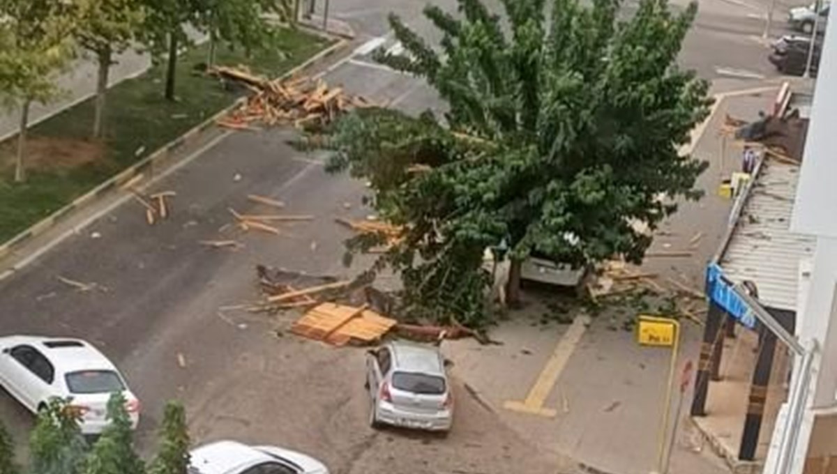 Gaziantep’te şiddetli rüzgar: Çatılar uçtu, ağaçlar kökünden söküldü