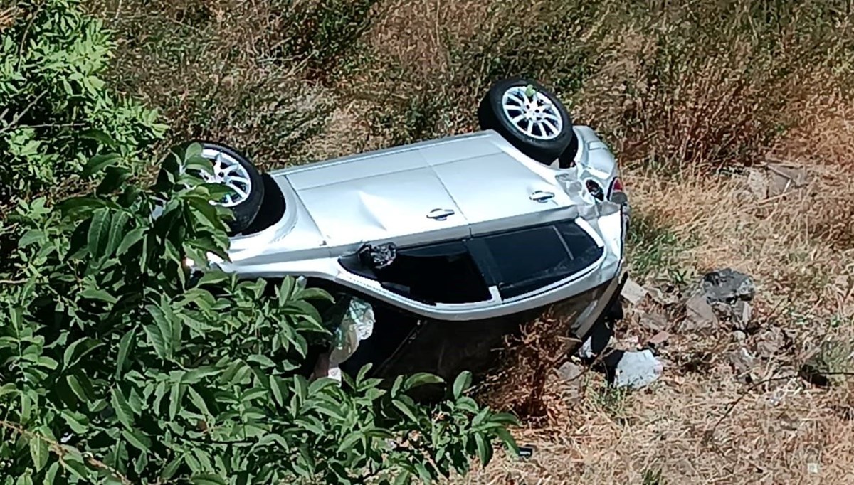 Bitlis'te otomobil duvardan düştü