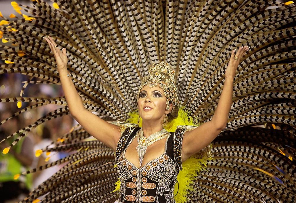 The rio carnival is an annual. Бразильский карнавал 2013 фото девушек. Beija saco шоу.