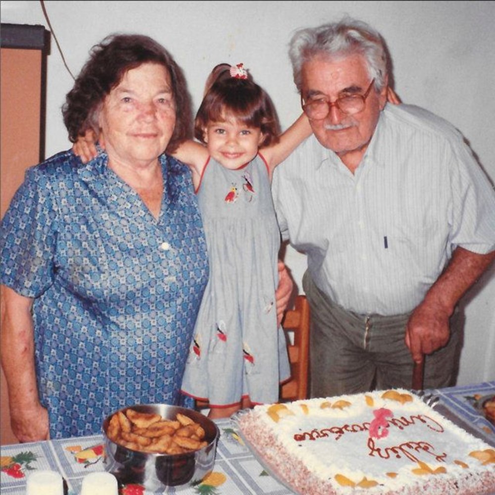 Su Burcu Yazgı Coşkun'dan nostaljik kare (Ünlülerin çocukluk ve gençlik halleri) - 230