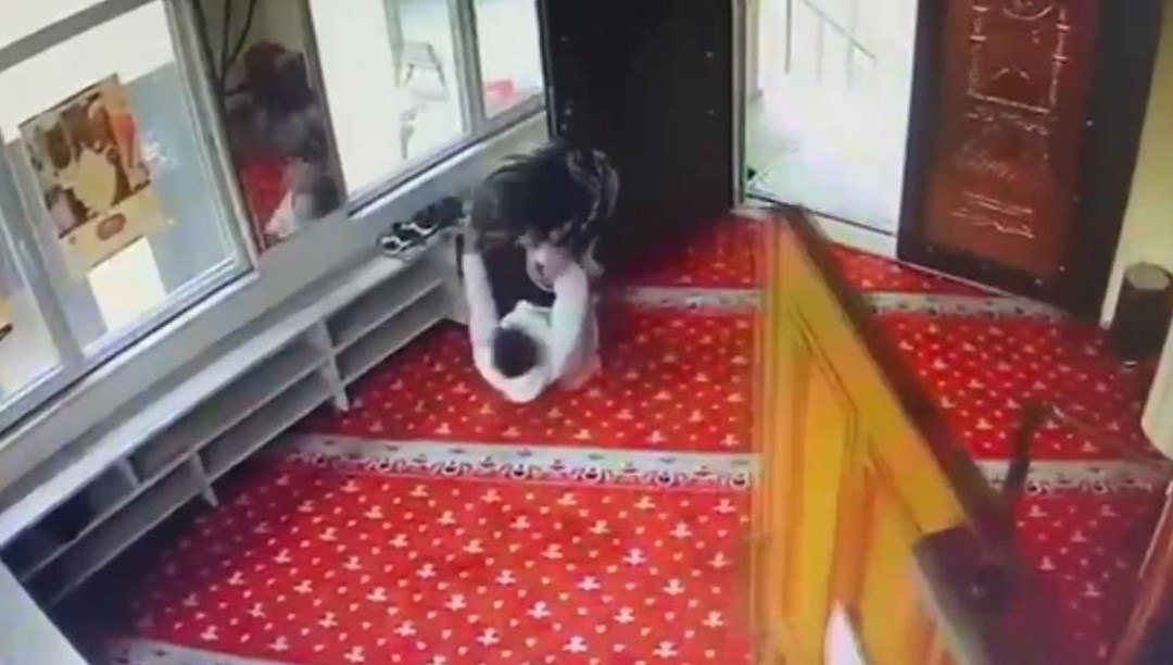 İstanbul'da camide makaslı saldırı