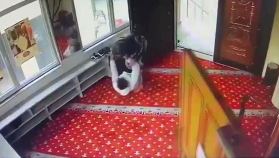 İstanbul'da camide makaslı saldırı