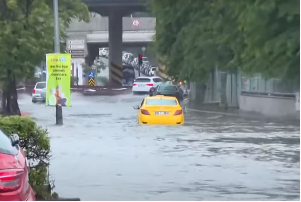 Ankara'da şiddetli yağış: Caddeler göle döndü, araçlar sürüklendi - 5