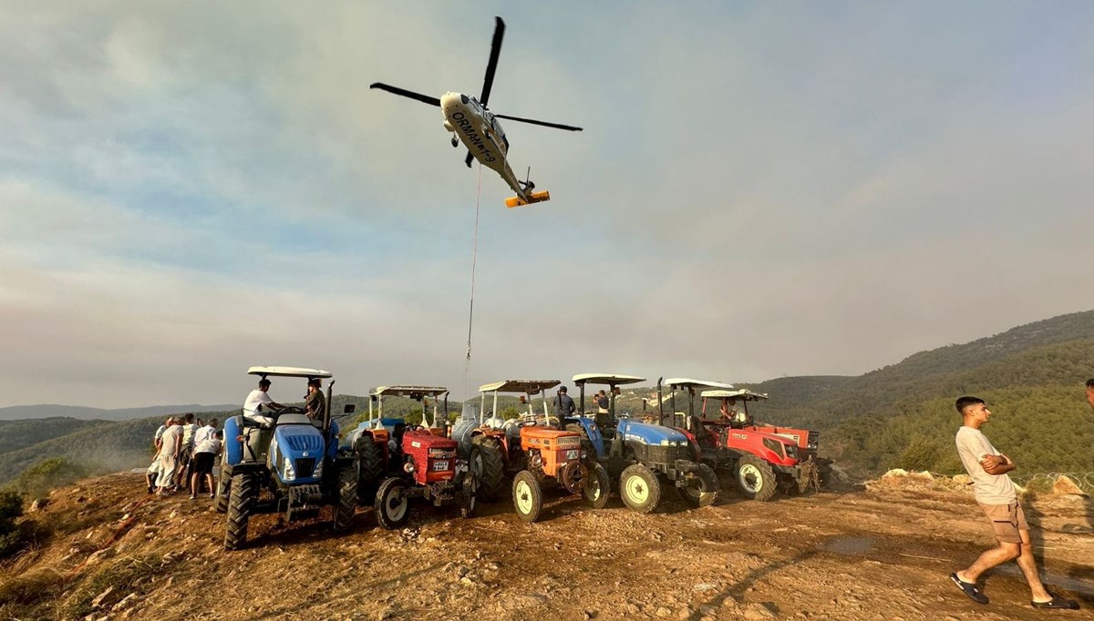 Köylüler yangına karşı seferber oldu: Tankerlerle helikopterlere su takviyesi yapılıyor Köylüler yangına karşı seferber oldu: Tankerlerle helikopterlere su takviyesi yapılıyor