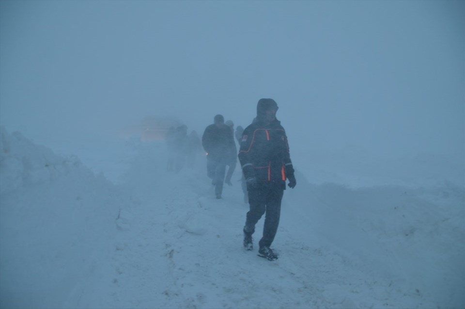 Karda mahsur kalan 75 kişi kurtarıldı - 1