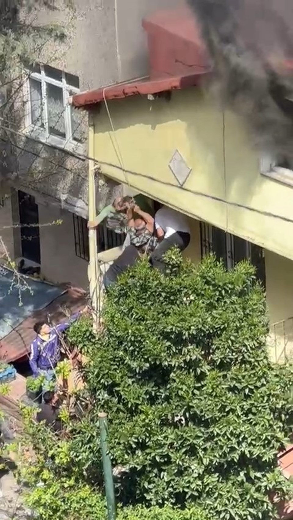 Ümraniye'de ev yangını: Mahsur kalanlar halatla kurtarıldı - 1