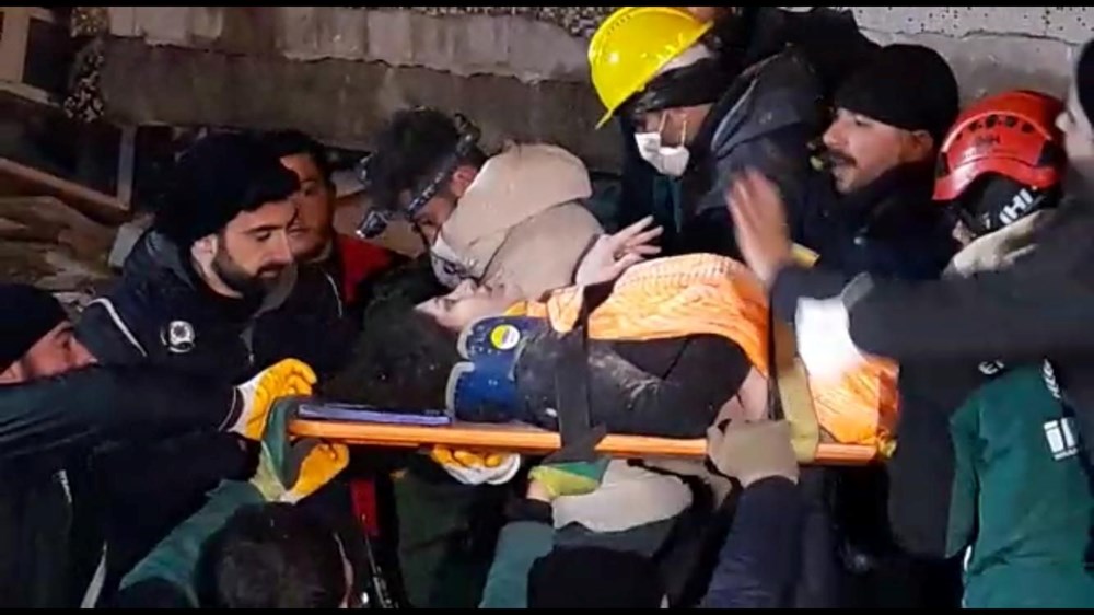 Enkaz altındakiler için zamana karşı yarış - 23