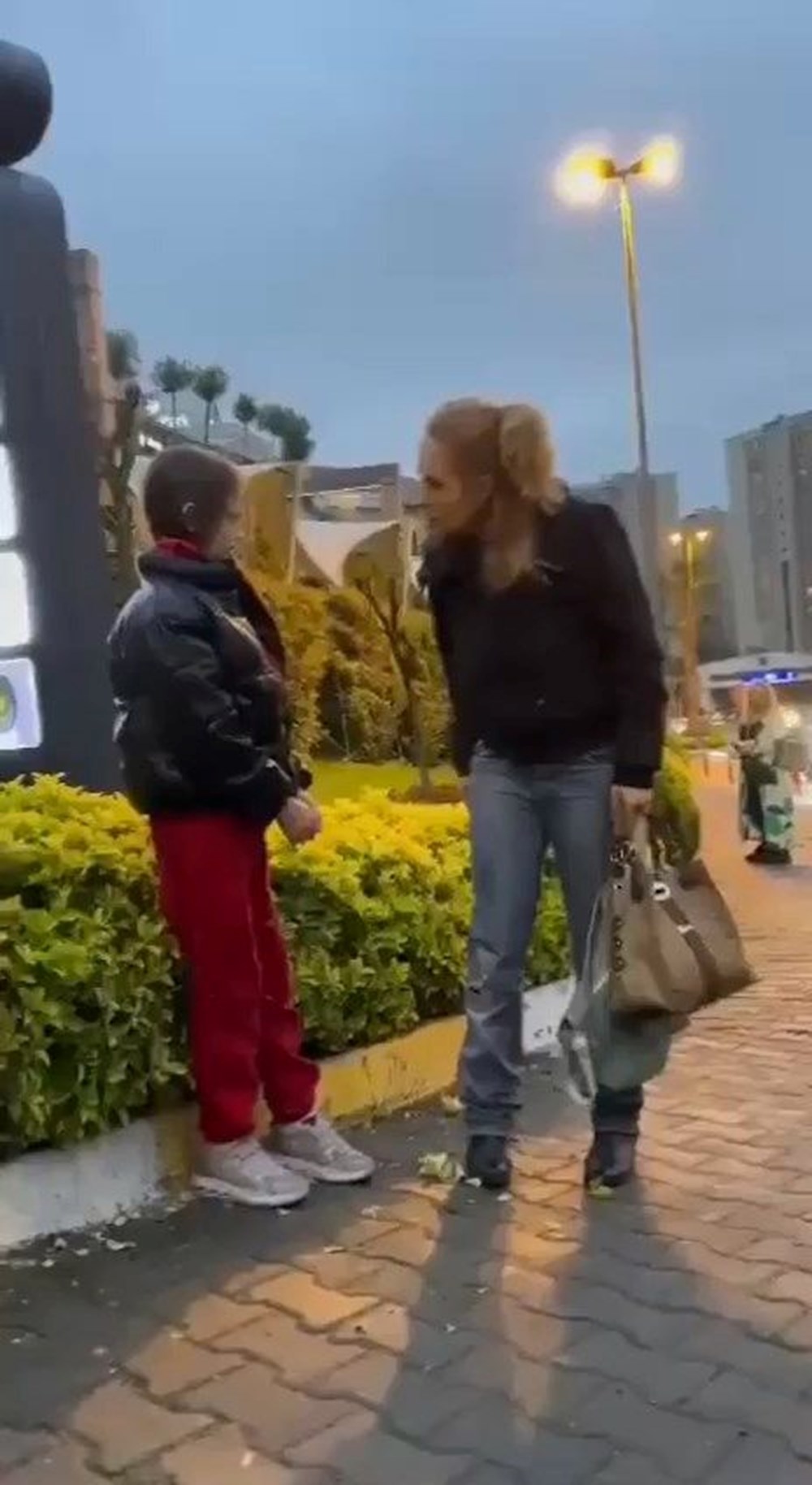 10 yaşındaki kızına şiddet uyguladı, tepki gösterenlere "Alın sizin olsun" dedi - 2