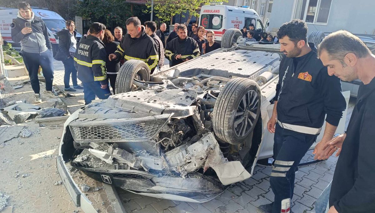 Hatay'da feci kaza: Otomobil devrildi