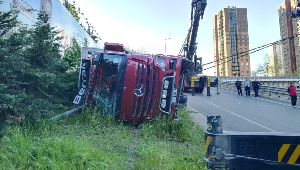 Ataşehir'de sebze yüklü kamyon virajı alamayarak yan yattı