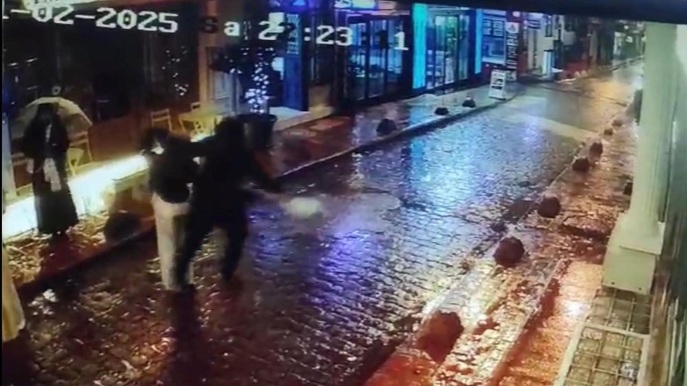 Taksim’de fotoğraf çeken turist neye uğradığını şaşırdı: Alır almaz selfie yapmış! - 4