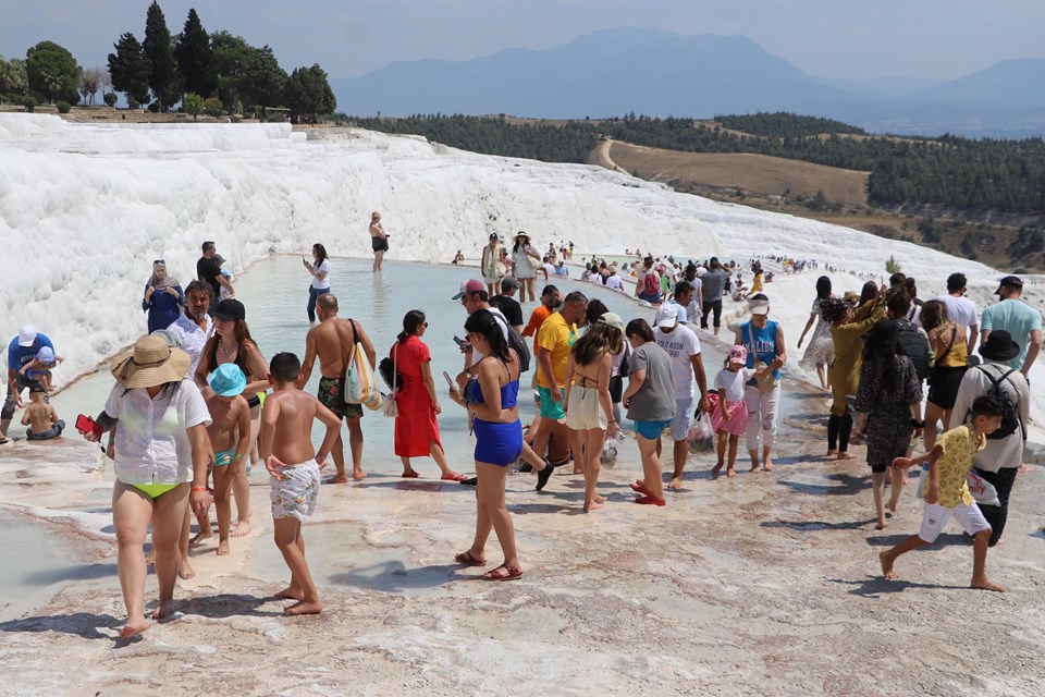 Travertenleriyle ünlü Pamukkale’ye ziyaretçi akını - 1