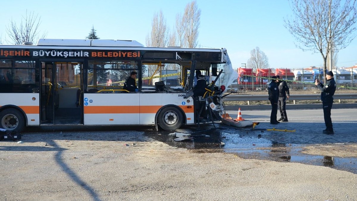 Eskisehir De Halk Otobusu Tir A Carpti 1 Olu 20 Yarali Ntv
