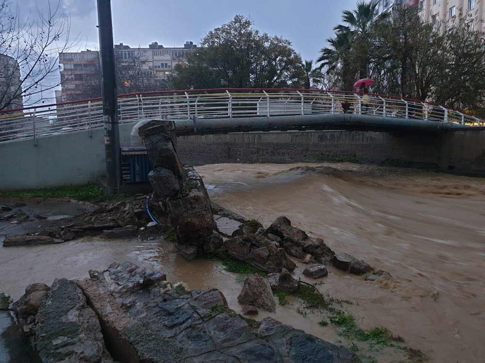 İzmir'i sel vurdu: 2 can kaybı - 16