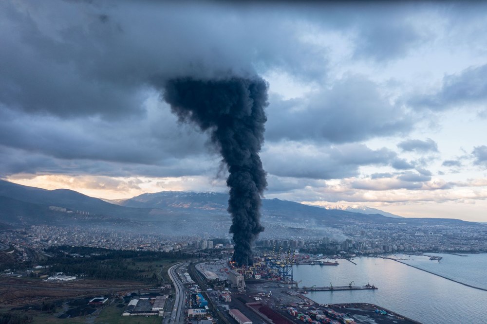 İskenderun Limanı'nda depremde devrilen konteynerlerde çıkan yangın devam ediyor - 2