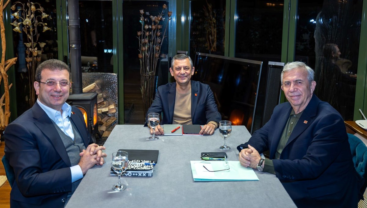 CHP’de kritik toplantı: Özel, İmamoğlu ve Yavaş’la görüştü CHP’de kritik toplantı: Özel, İmamoğlu ve Yavaş’la görüştü