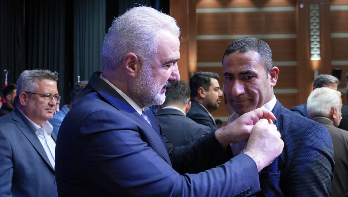 İstanbul’da AK Parti’ye yeni katılan üyelere rozet takıldı İstanbul’da AK Parti’ye yeni katılan üyelere rozet takıldı