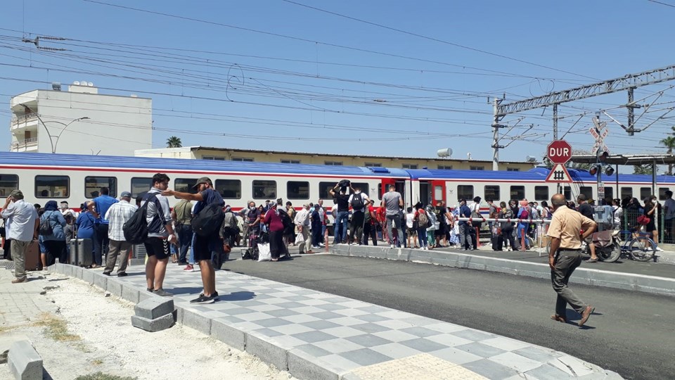 Erciyes Ekspresi ters makasa girdi: 300 yolcu tahliye edildi - 1