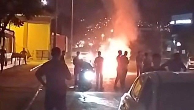 Seyir halindeki araba alev alev yandı