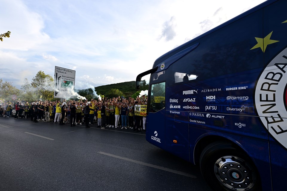 Fenerbahçe kafilesini derbiye taraftarı uğurladı - 1