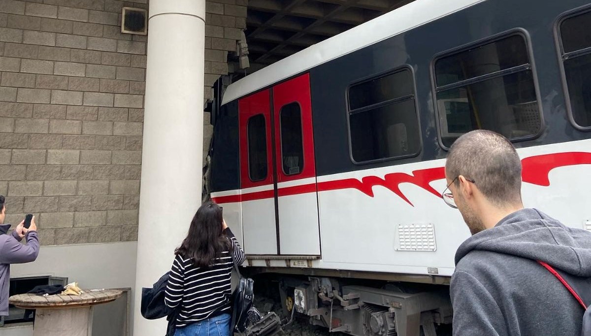 İzmir'de metro raydan çıkıp duvara çarptı