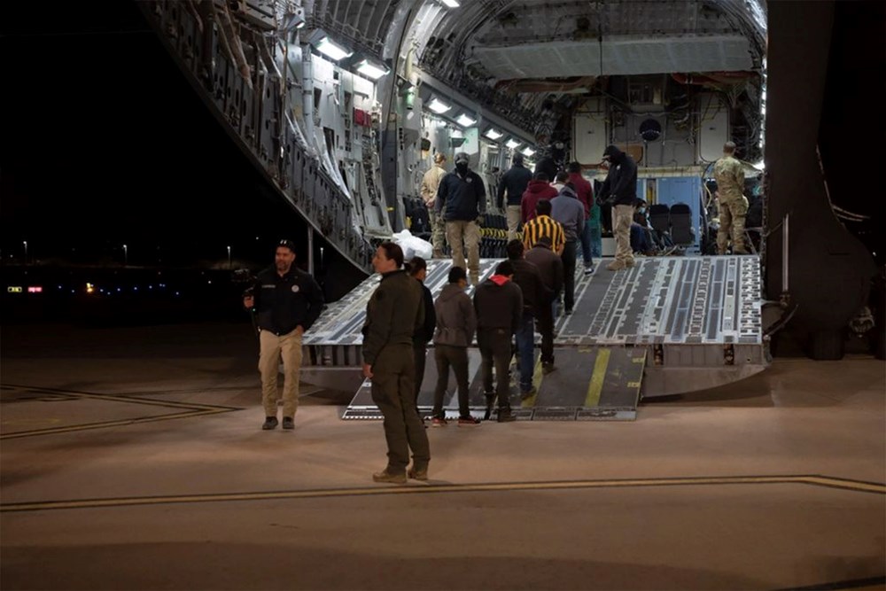 Sınır dışı görüntüleri tartışma yarattı: Göçmenlere savaş esiri muamelesi! - 2