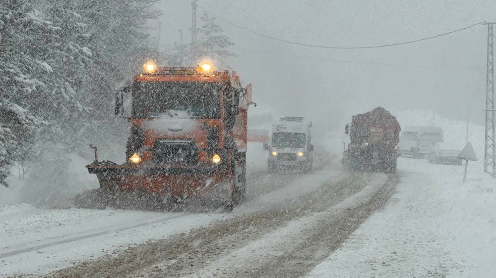 Batıda bahar doğuda kar! Yollar kapandı, kar kalınlığı 40 santimetreye ulaştı! - 1