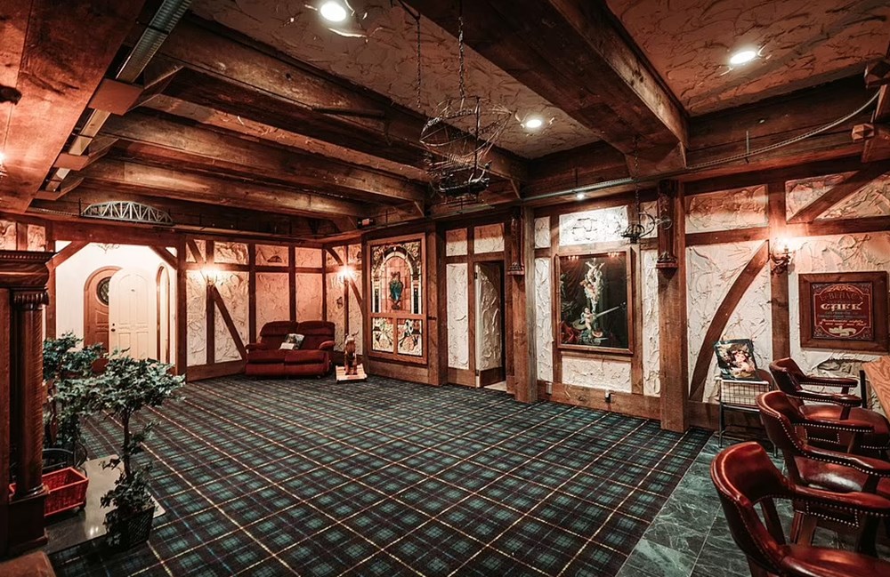 26 odalı zindanı bulunan kale kralını arıyor: 2,3 milyon dolara satılıyor - 11
