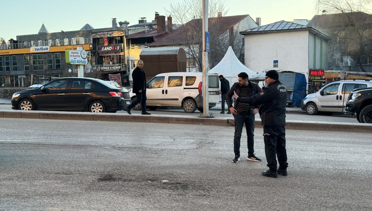 Kavga edenleri ayırmak isterken silahla vurulan kişi yaralandı