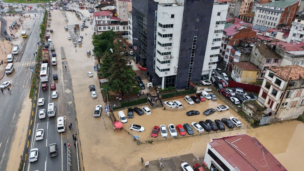 Trabzon'da sel gitti, çamur kaldı: Kayıp kişi aranıyor - 1