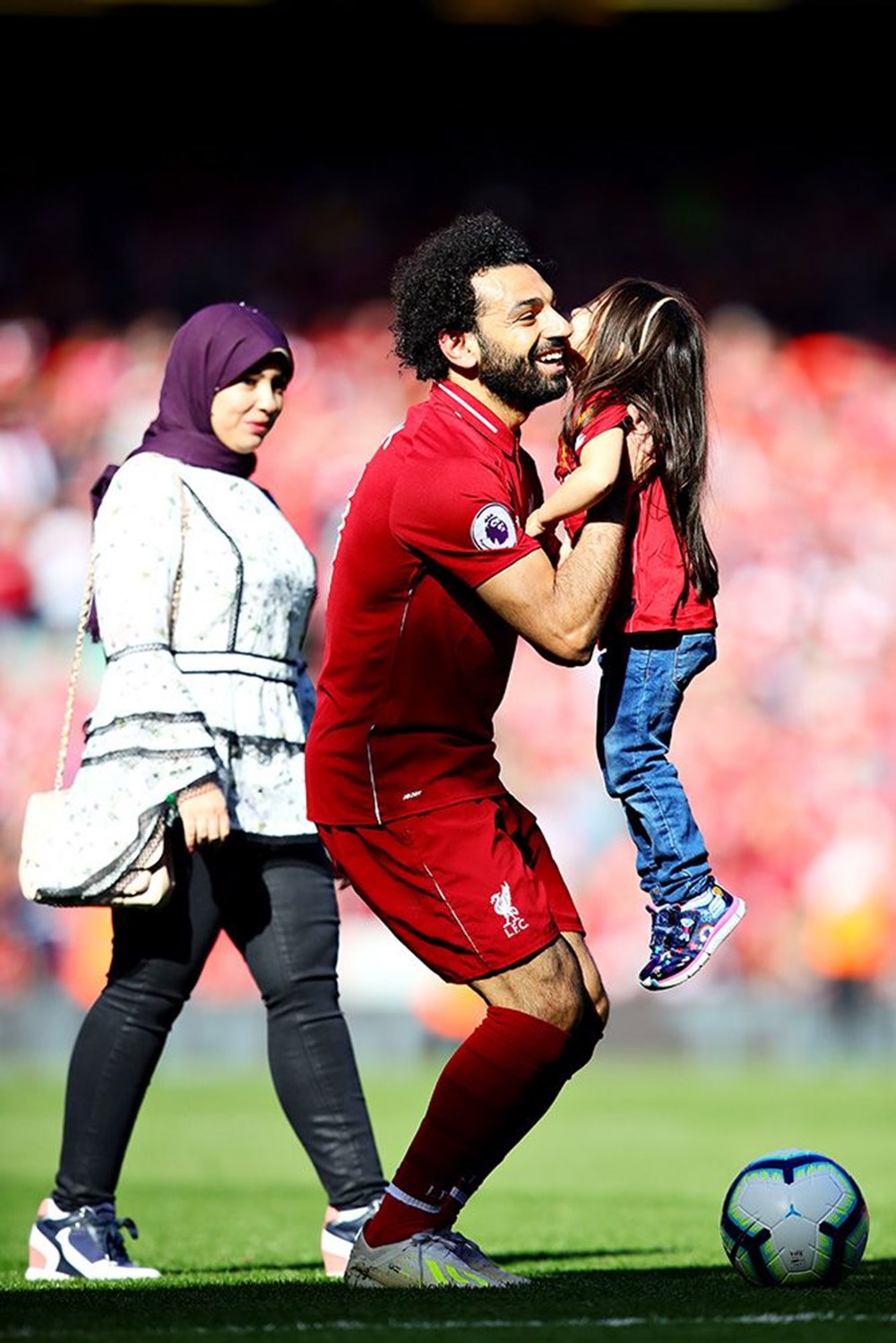 Liverpool maçındaki pembe elbiseli kadının kimliği belli oldu - 1