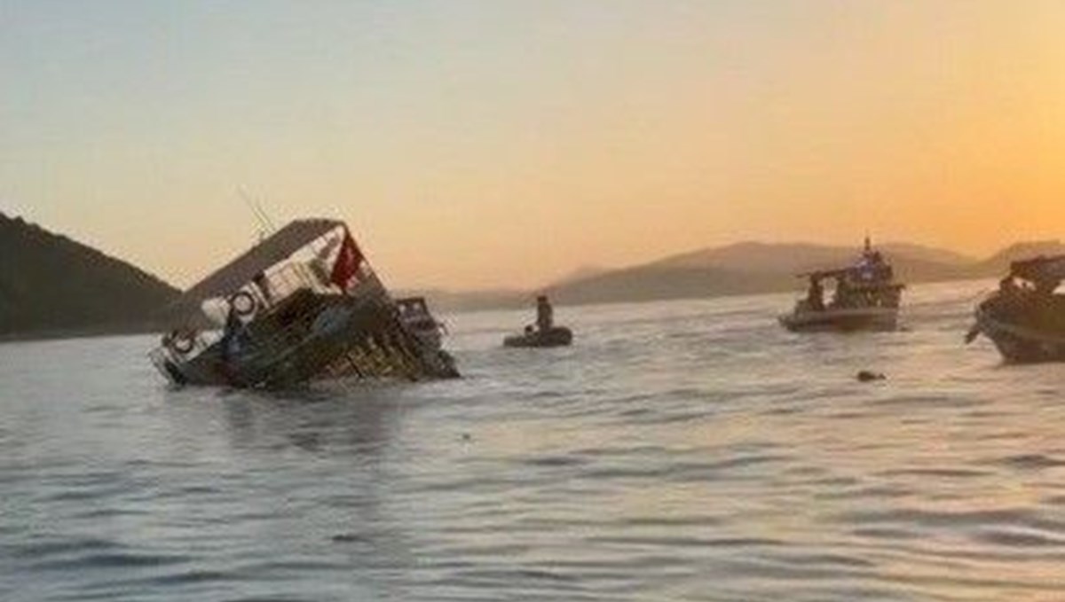 Kuşadası'nda tur teknesi battı