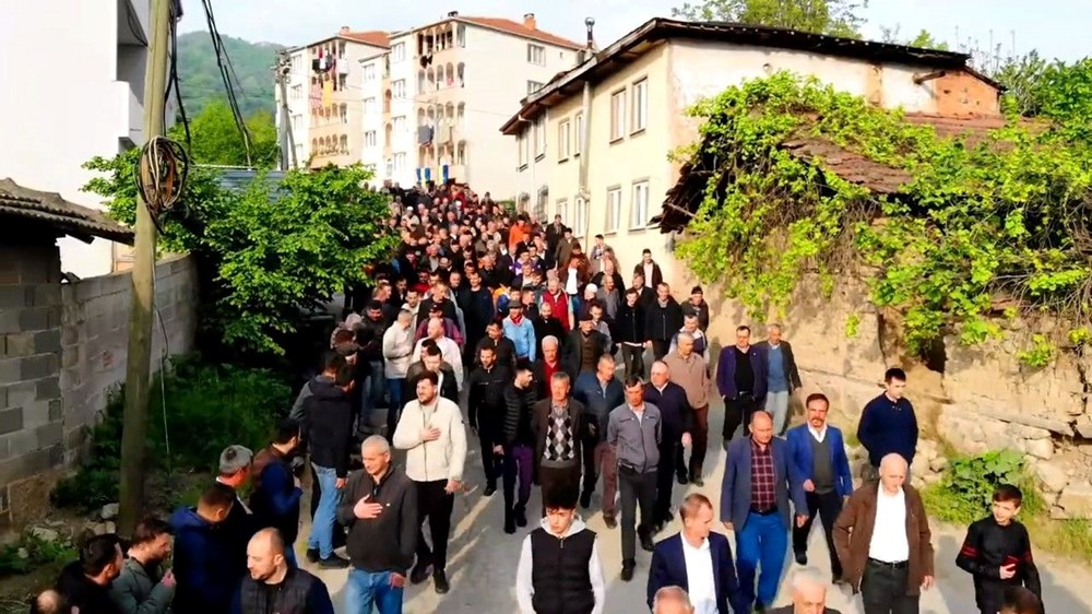 İnegöl'de Bayramlaşma Geleneği: 1 Kilometrelik Sevgi Seli 75 HEU UgqKdEmceYJhf8D2eQ