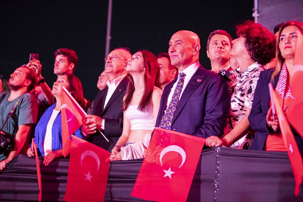 İzmir’de kurtuluş günü coşkusu: Tarkan konserine yüz binlerce kişi akın etti - 30