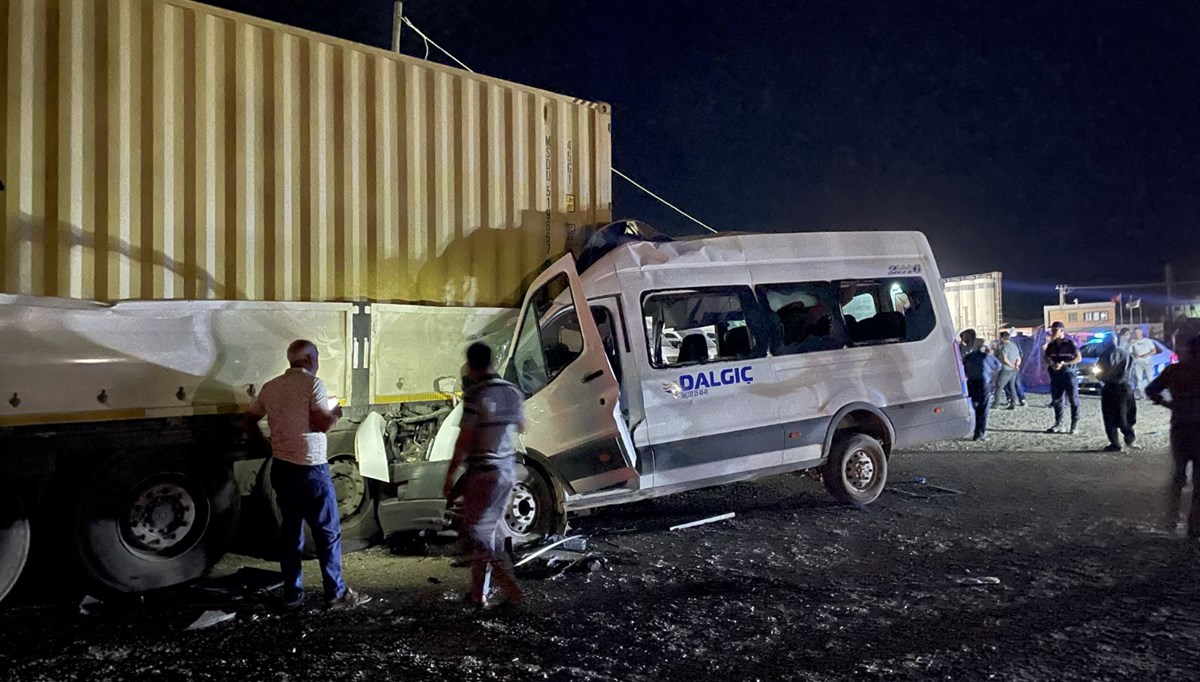 İşçi servisi park halindeki TIR’a çarptı: 1 ölü,7 yaralı