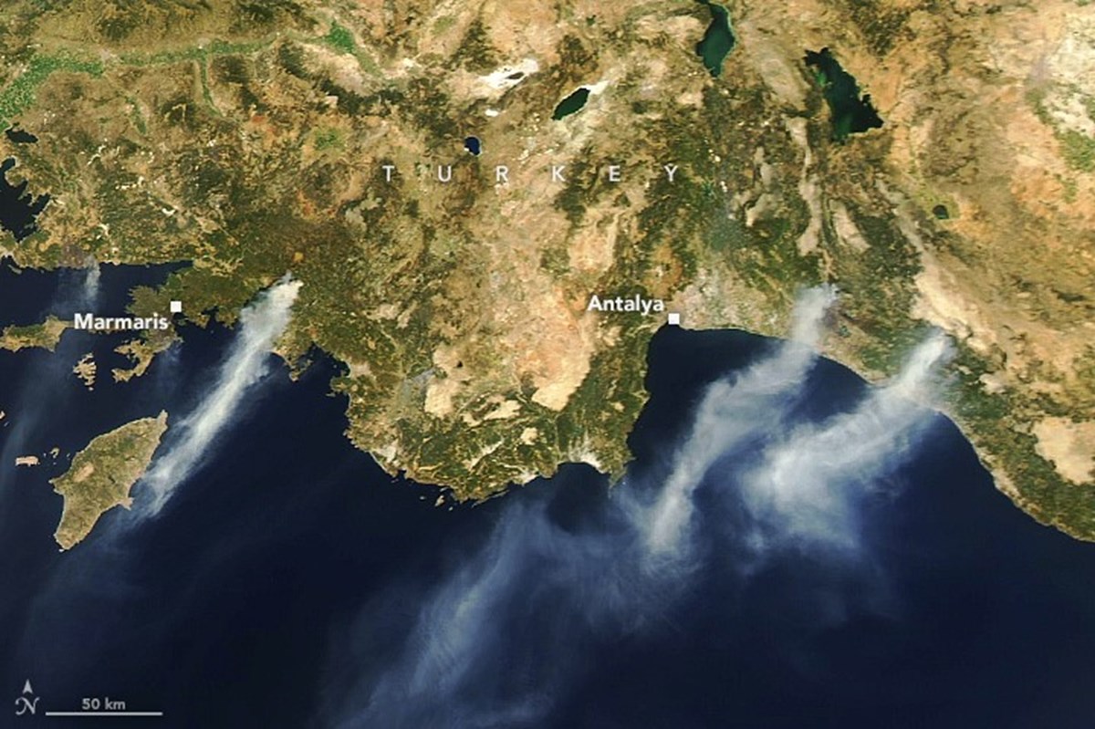 3 Ağustos tarihli bu görselde yangın dumanlarının uzaydan nasıl görüldüğü ortaya çıkıyor