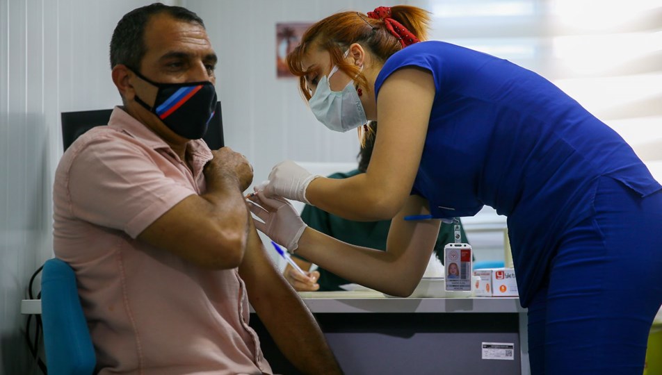 Bir günde 224 kişiyi aşıladı: Sabire hemşirenin aşı mesaisine Bakan Koca kayıtsız kalmadı