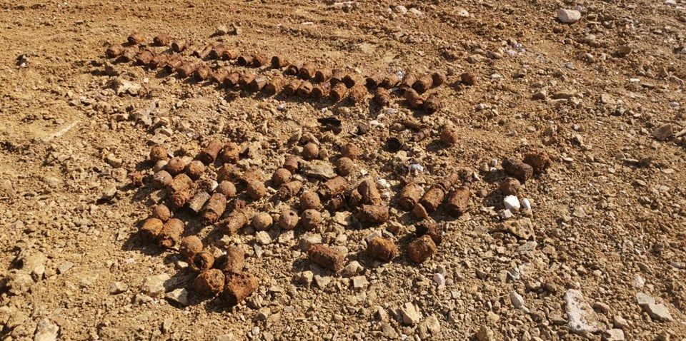 Toprağa gömülü bulunan yüzlerce bombanın sırrı çözülüyor: 411'i boş, 420'si aktif - 1