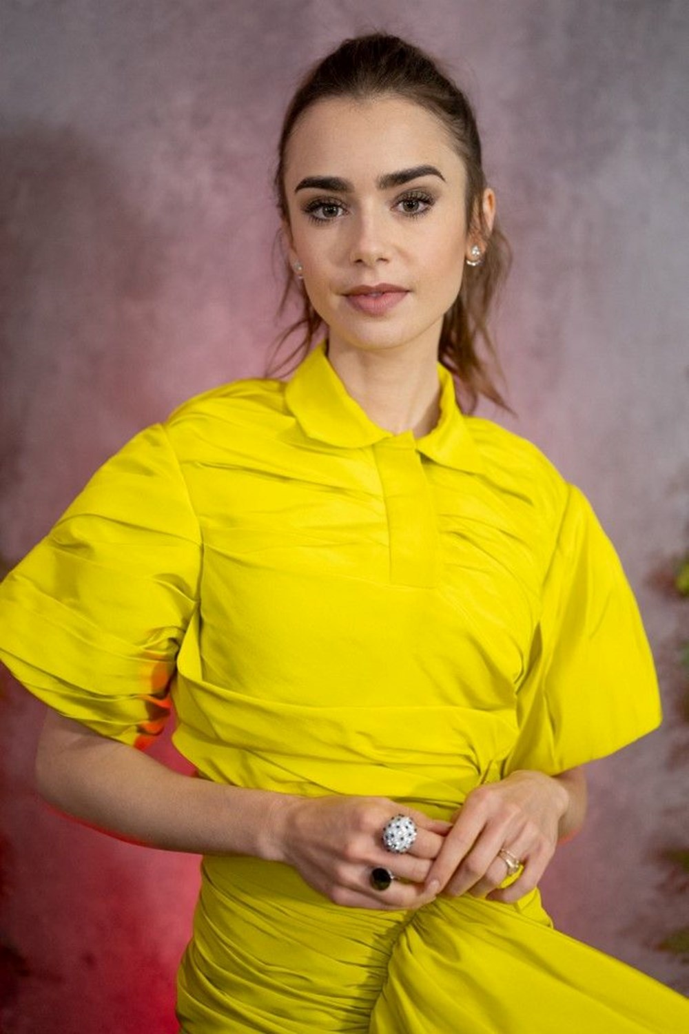Lily Collins: Prens Charles'ın kafasına telefon fırlattım - 3
