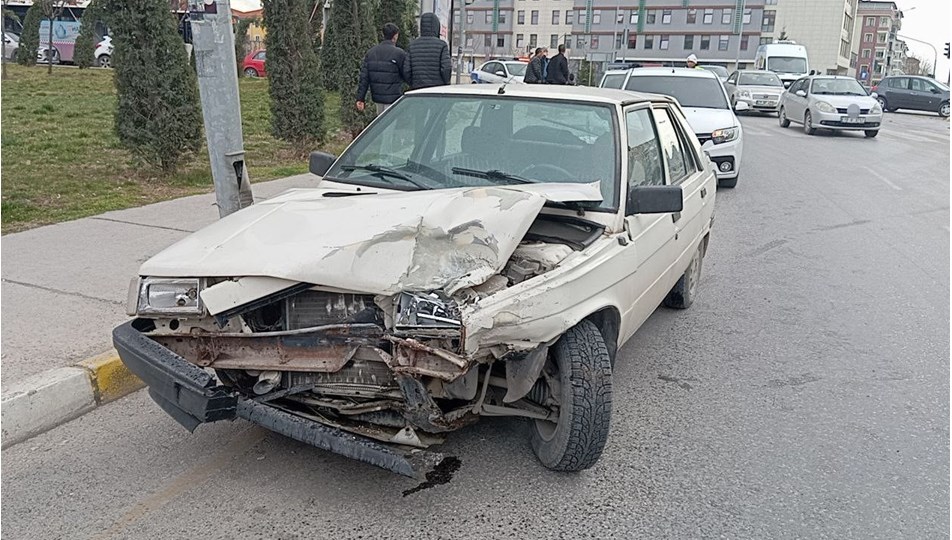 Çorum'da kavşakta kaza: 1 kişi yaralandı