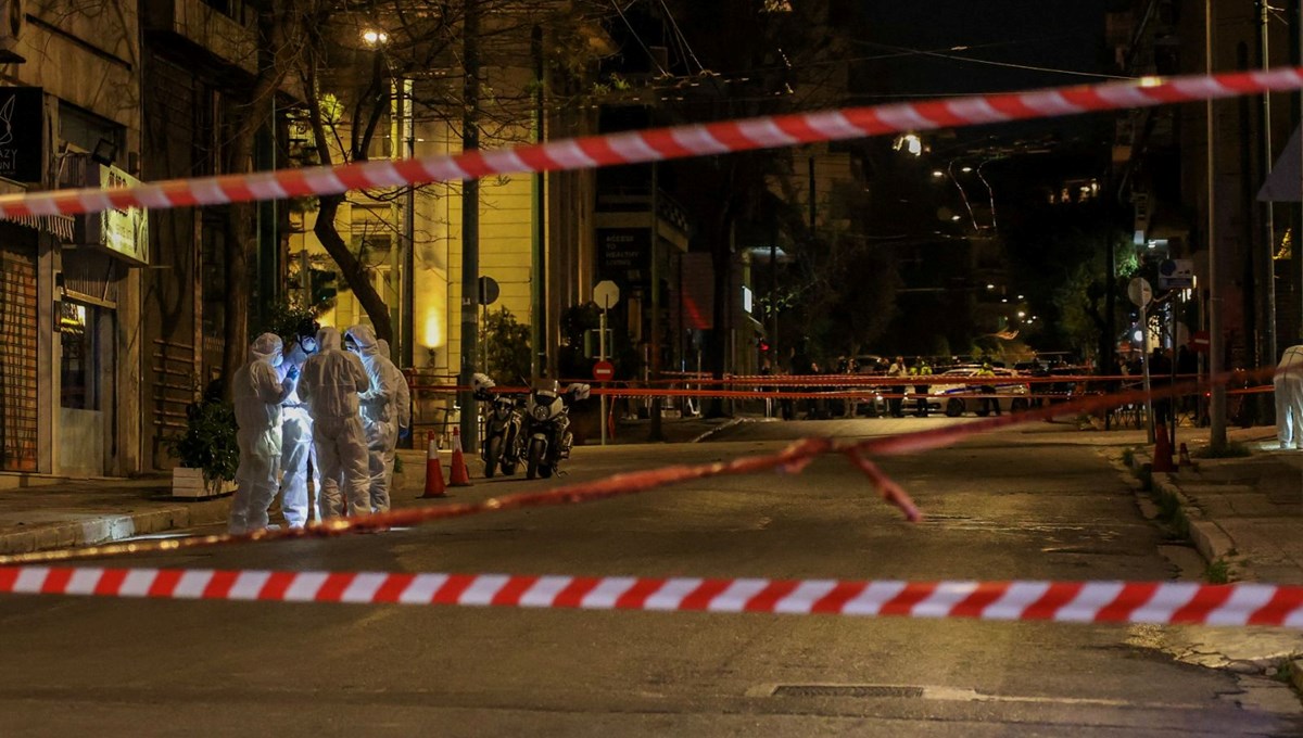 Atina'da şüpheli çanta patladı