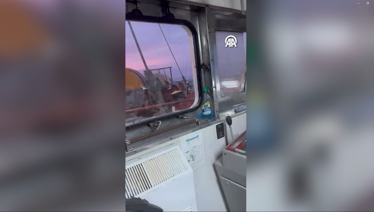 İstanbul'da demirli 2 gemi lodosun etkisiyle birbirine sürttü İstanbul'da demirli 2 gemi lodosun etkisiyle birbirine sürttü
