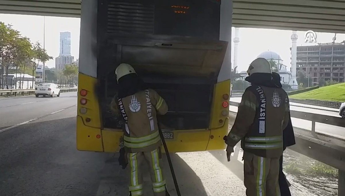 Ümraniye'de park halindeki İETT otobüsü yandı Ümraniye'de park halindeki İETT otobüsü yandı