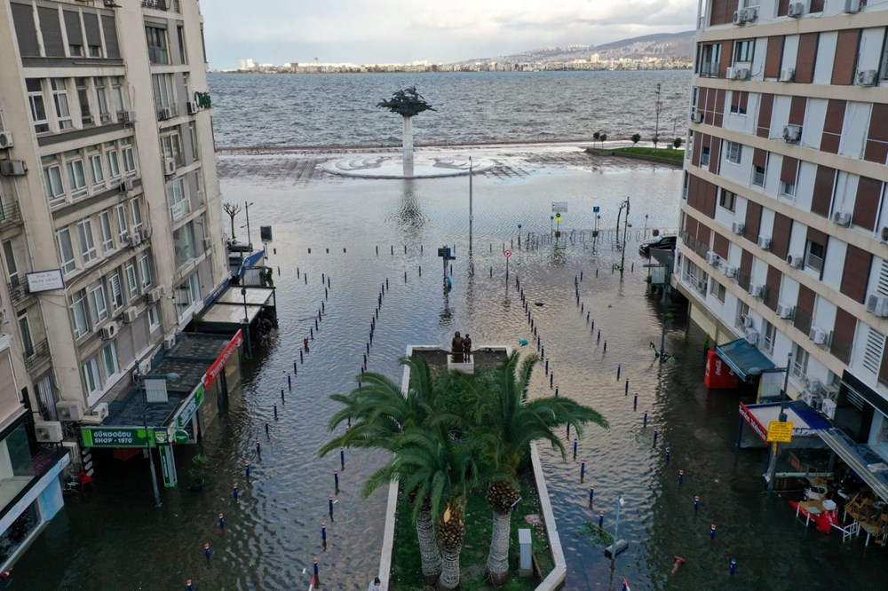 İzmir'i sağanak ve fırtına vurdu: Kıyı şeridi su altında! - 4